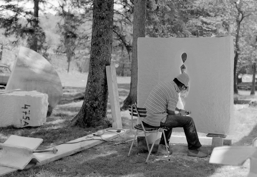 Belizar Bahorić radi na svojoj skulpturi "Prodor kroz vrijeme", 1974.