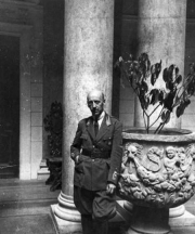 Gabriele D’ Annunzio pred Guvernerovom palačom u Rijeci